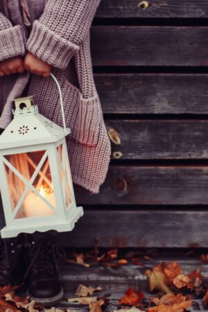 دختر با فانوس، هوای پاییزی